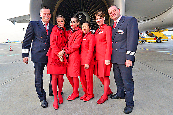 aua-austrian-airlines-crew-vor-dem-triebwerk-der-oe-lbp-in-wien-aufgehellt-foto-pa-austrian-wings-media-crew